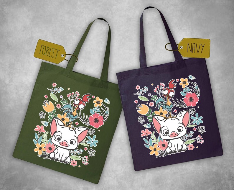 Może przedstawiać: Dwie torby, jedna w kolorze leśnej zieleni i druga w kolorze granatowym, każda z wizerunkiem świni i koguta z kresk&oacute;wek otoczonych kwiatowymi wzorami. Zielona torba ma etykietę z napisem "FOREST", a granatowa "NAVY".