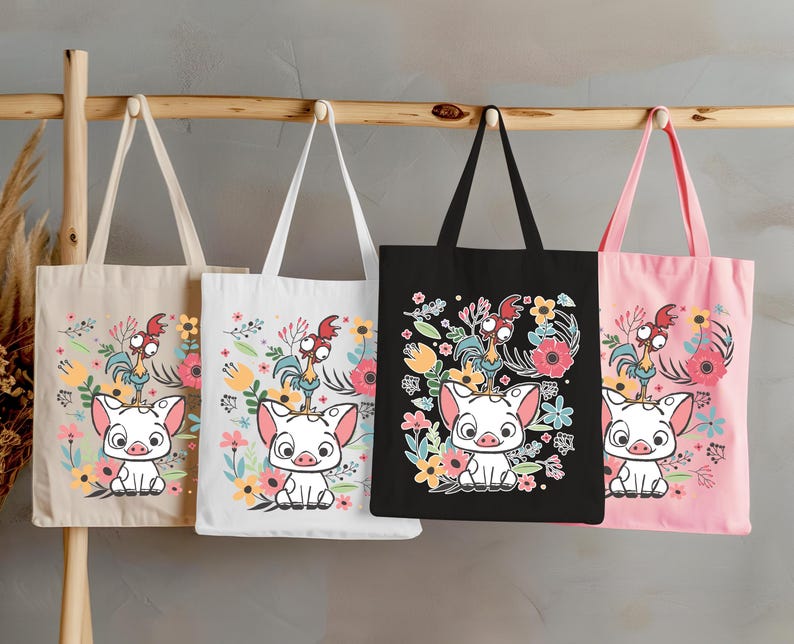 Może przedstawiać: Cztery torby w kolorze beżowym, białym, czarnym i r&oacute;żowym, każda z nadrukiem świni i koguta z kresk&oacute;wek z kwiatowymi akcentami. Torby wiszą na drewnianym drążku, prezentując kolorową grafikę.