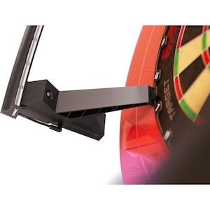 Könnte beinhalten: Schwarze Dartscheiben-Halterung an einer roten Dartscheibe befestigt. Die Halterung ist aus Metall und hat eine rechteckige Form. Die Dartscheibe hat ein schwarz-gelbes Zielscheiben-Design mit dem Wort "TARGET".
