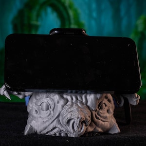 Hoghead MagSafe Stand – Matte Grey PLA Gothic iPhone Charger Dock – 3D-Printed Dark Fantasy Phone & Apple Watch Holder