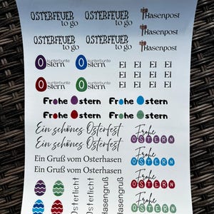 Könnte beinhalten: Ein Bogen mit Aufklebern zum Thema Ostern mit verschiedenen Textdesigns. Die Aufkleber zeigen Sätze wie "Osterfeuer to go", "Frohe Ostern" und "Ein schönes Osterfest". Bunte Ei- und Stern-Grafiken sind ebenfalls enthalten.