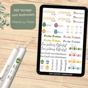 Könnte beinhalten: Ein digitaler Tablet-PC zeigt farbenfrohe Ostermotive, darunter "Frohe Ostern" und Eier-Designs. Zwei weiße Kerzen mit Osterei-Grafiken und dem Text "Hasenpost" befinden sich im Vordergrund. Der Hintergrund ist eine Holzoberfläche.
