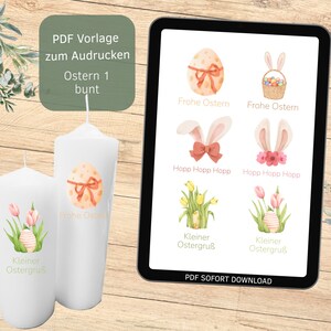 Könnte beinhalten: Weiße Kerzen mit Ostermotiven, darunter Eier und Blumen. Ein Tablet zeigt Ostergrafiken mit Text wie "Frohe Ostern" und "Hopp Hopp Hopp." Der Text "PDF Vorlage zum Audrucken Ostern 1 bunt" ist ebenfalls enthalten.