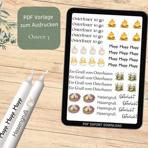 Op de afbeelding: Een digitale download met Pasen-thema afbeeldingen en tekst, waaronder konijntjes, kuikens en vreugdevuren. Twee witte kaarsen met tekst zijn ook zichtbaar. De tekst bevat "Hopp Hopp Hopp" en "Hasengruß".