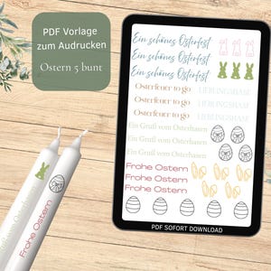 Könnte beinhalten: Eine weiße Keramik-Tasse mit schwarzem Henkel und dem Text "But First, Coffee" in fetter, schwarzer Schrift. Die Tasse steht vor einem verschwommenen Hintergrund, der ihr klares Design hervorhebt.