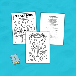K&ouml;nnte beinhalten: Drei Schwarz-Wei&szlig;-Malvorlagen mit dem Text "BE HOLY SONG Leviticus 19:2" und Illustrationen von singenden Kindern und einer biblischen Figur. Ein kleines blaues Buch mit einem goldenen Kreuz ist ebenfalls zu sehen.