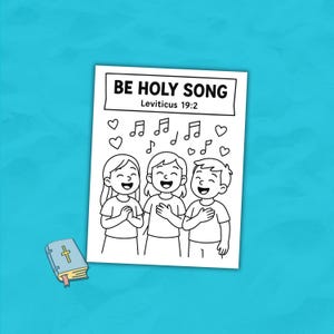 K&ouml;nnte beinhalten: Eine Schwarz-Wei&szlig;-Malvorlage mit dem Text "BE HOLY SONG" und "Levitikus 19,2". Die Seite zeigt drei l&auml;chelnde Kinder beim Singen, Noten und Herzen. Ein kleines blaues Buch mit einem Kreuz befindet sich in der Ecke.