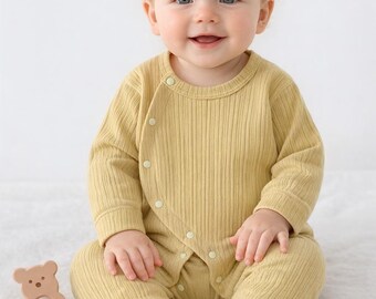 Pelele de algodón orgánico acanalado para bebé – Mono neutro color mostaza, conjunto para recién nacido