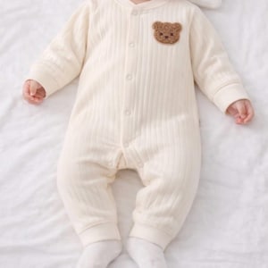 Mono de canalé neutro con parche de osito / Mono de algodón suave para bebé, traje unisex para recién nacido