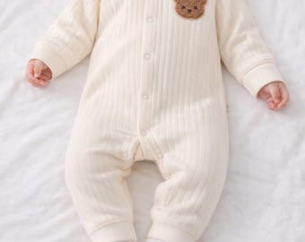 Mono de canalé neutro con parche de osito / Mono de algodón suave para bebé, traje unisex para recién nacido