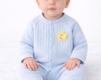 Mono de algodón acanalado azul claro con detalle de estrella amarilla / Mono minimalista para bebé