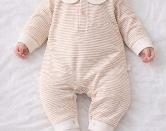 Pelele de bebé a rayas beige / Mono de algodón suave con cuello Peter Pan