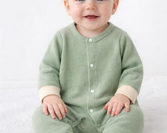 Mono de bebé de algodón acanalado verde salvia / Conjunto minimalista unisex para recién nacido