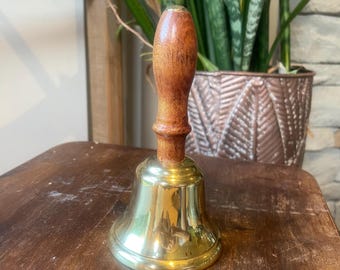 Vintage messing handbel met houten handvat