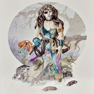 Puede incluir: Ilustración en acuarela de una figura con atuendo de fantasía, con un atuendo turquesa, morado y verde, un parche en el ojo y un látigo. La obra de arte incluye un fondo floral y un telón de fondo circular con ramas de árboles.