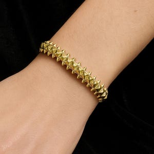 14 kt gouden piramide-nagelarmband 14 kt gouden piramide-nagelarmband – gedurfde geometrische spike-armband, uniseks massief gouden sieraden