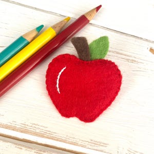 Sweet felt Apple Badge, teacher gift, pin, end of term gift, teaching assistant gift, Apple, school