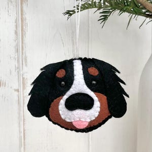 Adorno colgante de perro de montaña bernés de fieltro