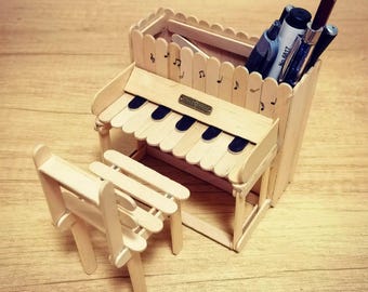 Ręcznie robiony organizer na biurko w kształcie fortepianu od Popsicle Sticks: idealny prezent dla nauczycieli muzyki i miłośników muzyki, ekologiczna dekoracja biurka muzycznego