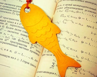 Marque-page poisson en cuir véritable fabriqué à la main : cadeau de papeterie représentant la vie marine, cadeau idéal pour les amateurs de lecture, forme de poisson recyclée pour les lecteurs
