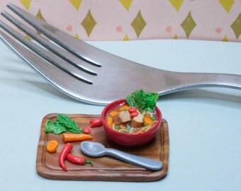Sopa de fideos en miniatura para casa de muñecas hecha a mano: comida de arcilla polimérica a escala 1:12