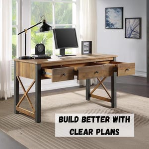 Könnte beinhalten: Ein Holzschreibtisch mit drei Schubladen, einem Computermonitor und einer schwarzen Schreibtischlampe. Der Schreibtisch hat eine natürliche Holzoberfläche und Metallbeine. Der Text "BUILD BETTER WITH CLEAR PLANS" wird unten angezeigt.