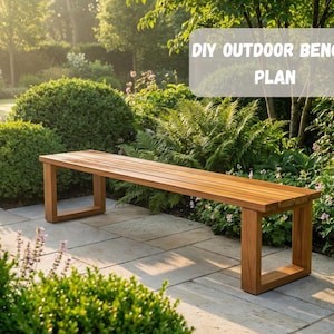 以下が含まれることがあります： スラットシートと四角い脚が付いた木製屋外ベンチ。 ベンチは明るい茶色の木材でできており、緑豊かな緑に囲まれた石畳の上に置かれています。 画像のテキストは「DIY OUTDOOR BENCH PLAN」です。