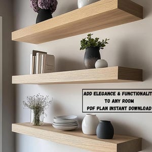 Puede incluir: Tres estantes flotantes de madera de color claro montados en una pared, cada uno con objetos decorativos. Los estantes exhiben jarrones, libros y platos. El texto en la imagen dice: AÑADE ELEGANCIA Y FUNCIONALIDAD A CUALQUIER HABITACIÓN PLAN PDF DESCARGA INSTANTÁNEA.