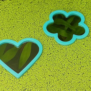 Herz- und blumenförmige Futterringe - Zweierpack für Aquarium - Einzigartiges Design für Schwimmpflanzen oder Dekor - für Aquarien