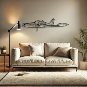 Op de afbeelding: Een zwartmetalen vliegtuig wanddecoratie. Het kunstwerk toont de omtrek van een klein vliegtuig met een propeller, gemonteerd op een neutrale muur. Het vliegtuig bevindt zich boven een crèmekleurige bank met kussens, een vloerkleed en een vloerlamp.