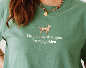 Acquista una maglietta con scritta "Fancy Shampoo Golden Retriever", una maglietta divertente per cani, un regalo per la mamma di un cane, un regalo per gli amanti dei cani, una maglietta minimalista per cani e barzellette sui cani