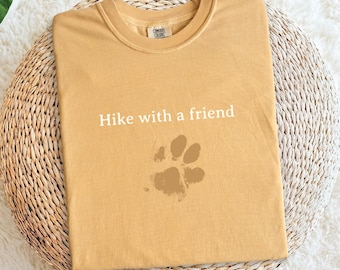 Camiseta de senderismo con perros, colores cómodos, camiseta para mamá de perro que acampa, dueña de un perro mochilero, regalo para amantes de los perros en la naturaleza, compañero de aventuras al aire libre