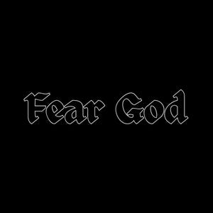 Könnte beinhalten: Ein schwarzes Grafikdesign mit dem Text "Fear God", der in einer weißen, umrandeten Schriftart im gotischen Stil geschrieben ist. Die Buchstaben sind vor einem einfarbigen schwarzen Hintergrund zentriert und bilden einen kontrastreichen Schriftzug.
