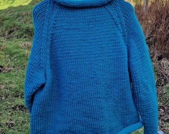 Gruby, ręcznie robiony sweter unisex, obszerny golf z wełny w kolorze turkusowym, przytulny sweter, ręcznie robiony w Szkocji