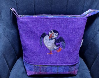 Torebka typu crossbody Harris Tweed Puffin, fioletowy haftowany ptak morski, mała szkocka torebka, prezent z Hebrydów Zewnętrznych