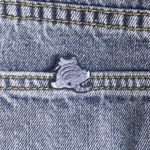Toppa ricamata a forma di gatto grigio da applicare sulla tasca di una giacca di jeans, da applicare con il ferro da stiro.