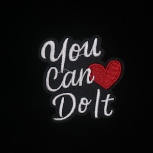 Puede incluir: Parche bordado con la frase "You Can Do It" en letras blancas, un corazón rojo y un fondo negro. Ideal para ropa o accesorios.