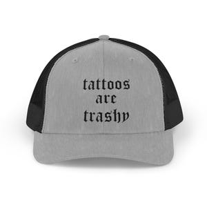 Tattoos Are Trashy Snapback Trucker Cap - Trendige Mütze für Tattoo Liebhaber, Geschenk für Künstler, Statement Accessoire, Geschenk für Liebhaber,