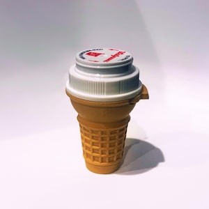 以下が含まれることがあります： 黒いハンドルと太字の黒いフォントで「But First, Coffee」というテキストが入った白いセラミックマグ。マグカップはニュートラルな背景に置かれ、シンプルなデザインを際立たせています。