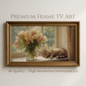 Peut inclure: Peinture encadrée représentant un bouquet de tulipes pêche et jaunes dans un vase en verre sur un rebord de fenêtre, avec un chat tabby endormi. Le cadre doré entoure l'image, avec le texte "PREMIUM FRAME TV ART" en haut.