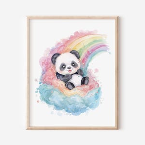 Op de afbeelding: Waterverfillustratie van een panda die op een kleurrijke wolk met een regenboog zit. De panda heeft zwart-witte vacht en lacht. De regenboog heeft tinten rood, oranje, geel, groen, blauw en paars.
