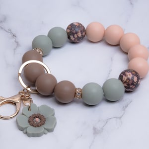 Pulsera con dije floral / LLAVERO con dije floral verde salvia / Llavero con dije floral verde salvia / Regalo para dama de honor / Regalo para ella / Regalo de novia