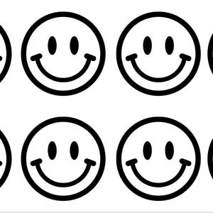 Puede incluir: Patrón repetido de gráficos de caras sonrientes en blanco y negro. Cada cara sonriente tiene un contorno negro, dos puntos negros para los ojos y una línea negra curva para una sonrisa. Las caras están dispuestas en dos filas de seis.