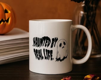 Taza "Acosado por la vida real" - Divertida taza de café con fantasmas espeluznantes