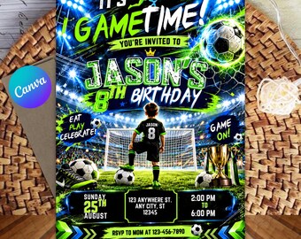 Może przedstawiać: Zaproszenie urodzinowe o tematyce piłkarskiej z dzieckiem w koszulce z numerem 8 na boisku. Tekst zawiera napisy IT'S GAME TIME, JASON'S 8TH BIRTHDAY, EAT PLAY CELEBRATE, GAME ON oraz szczegóły wydarzenia na niedzielę 25 sierpnia.