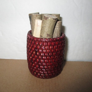 1:6 Fireplace Logs in Dark Red Basket, for Fashion dolls up to 12 1/2&quot; tall, Blythe,  Fashion Royalty