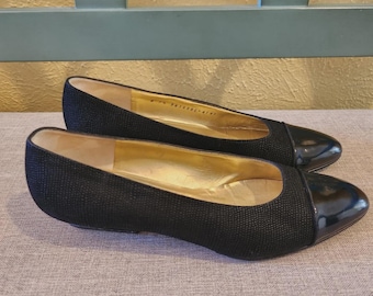 Vintage 90er Jahre Bruno Magli  Lackleder Kappe Pin Dot Wildleder Low Heel Pumps Schuhe Gr.5