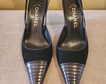 Zapatos de salón vintage ultra raros de CHANEL con punta de piel de cocodrilo negra y ante, talla 7 (EE. UU.) 37