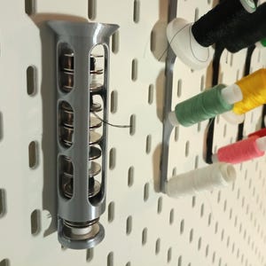 Può includere: Un set di tre tazze in ceramica con finitura opaca e macchiettata. Le tazze sono nei toni del crema, grigio chiaro e grigio scuro. Ogni tazza ha un design semplice e minimalista, perfetto per caffè o tè.