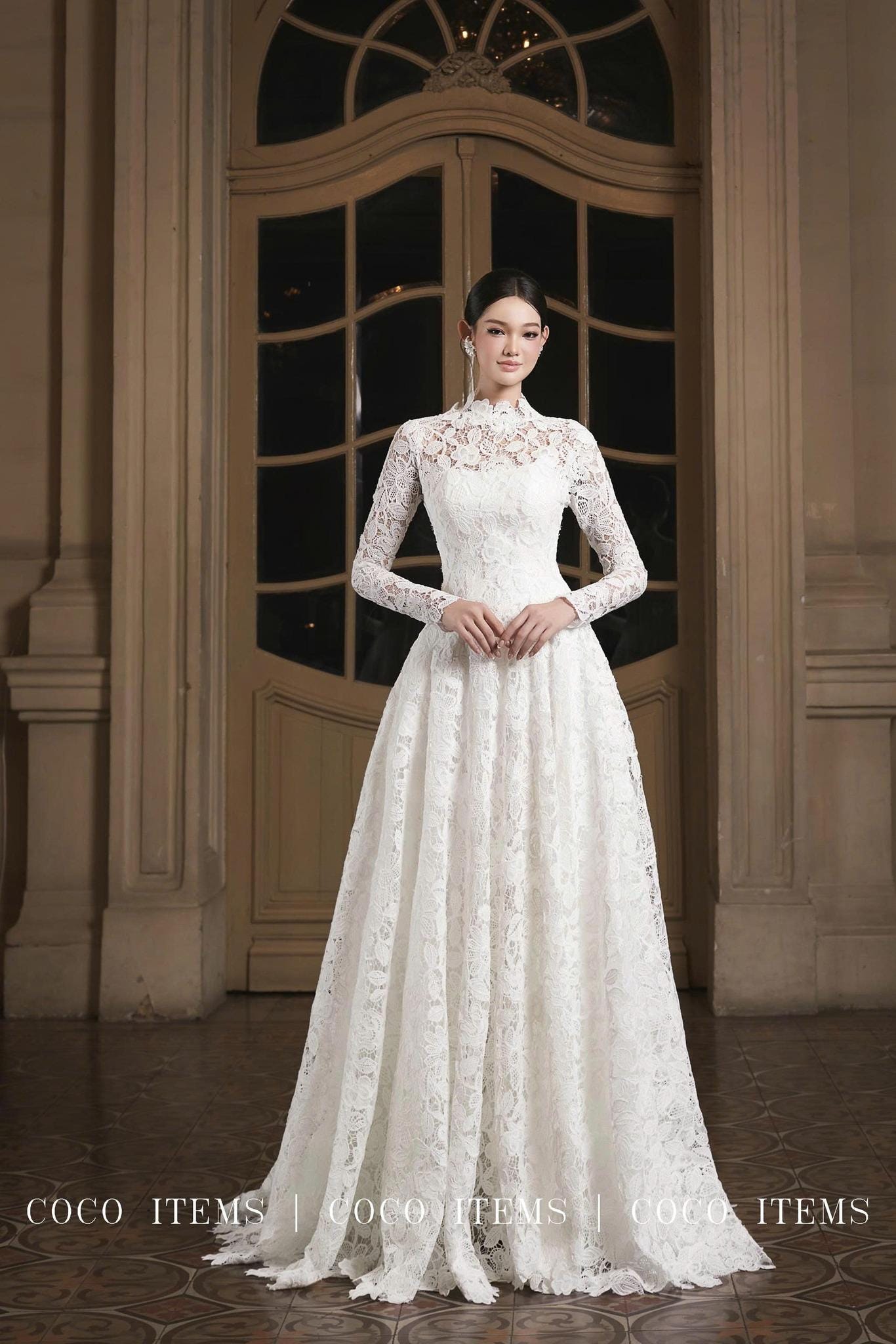 ハイカラーのレースのウェディングドレス、長袖のヴィンテージスタイル